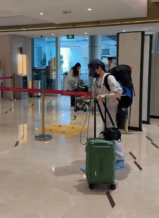 Quý tử thứ 2 nhà Tạ Đình Phong: Mới 15 tuổi đã thành mỹ nam, soi đến thành tích càng choáng váng!