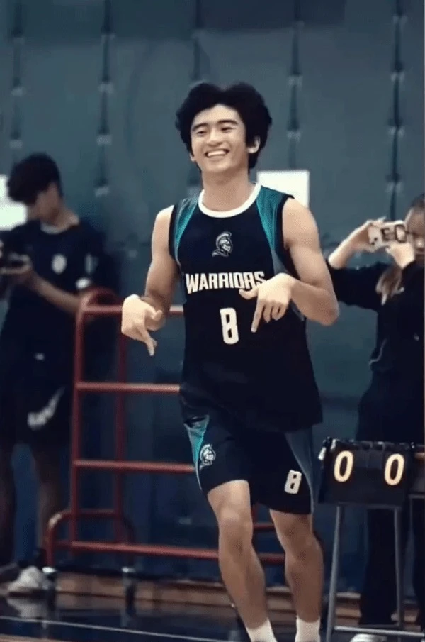 Quý tử thứ 2 nhà Tạ Đình Phong: Mới 15 tuổi đã thành mỹ nam, soi đến thành tích càng choáng váng!