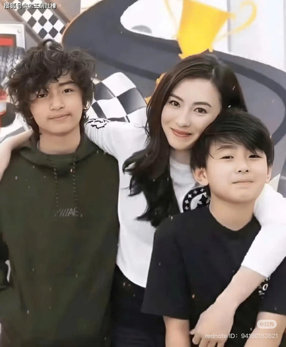 Quý tử thứ 2 nhà Tạ Đình Phong: Mới 15 tuổi đã thành mỹ nam, soi đến thành tích càng choáng váng!