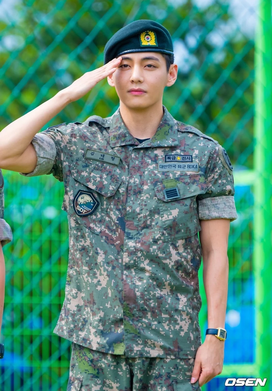 Rổ bằng chứng V (BTS) hẹn hò Jang Won Young kém 9 tuổi