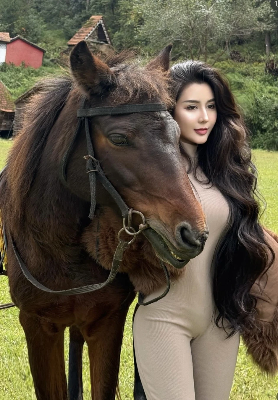 Rời yên ngựa để "xuống nước", hot girl làng kỵ sĩ gây bão với màn biến hình