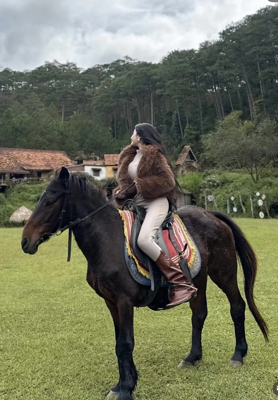 Rời yên ngựa để "xuống nước", hot girl làng kỵ sĩ gây bão với màn biến hình