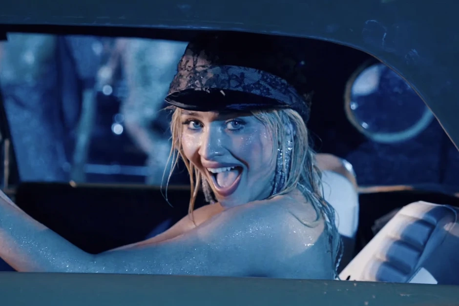 Sabrina Carpenter xin lỗi nhưng vẫn bị cả MXH “trộn gỏi” đến cùng