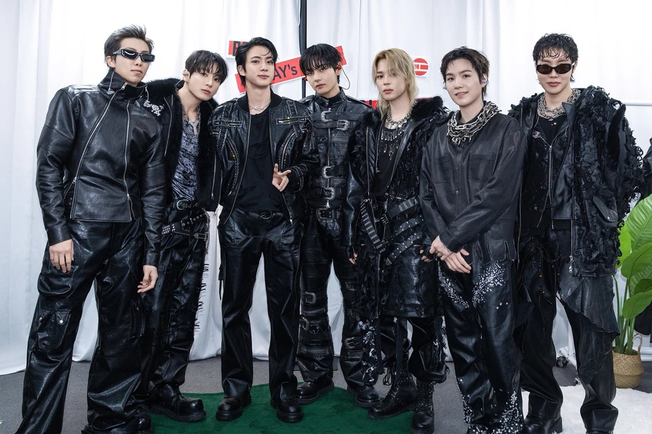 Sân khấu như lễ hội quốc gia của BTS, 41 nghìn người đồng thanh hát "quốc bảo"