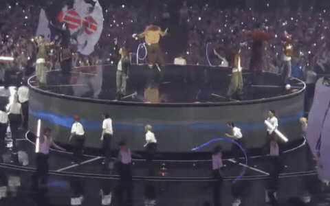 Sân khấu như lễ hội quốc gia của BTS, 41 nghìn người đồng thanh hát "quốc bảo"