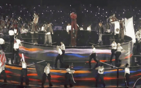 Sân khấu như lễ hội quốc gia của BTS, 41 nghìn người đồng thanh hát "quốc bảo"