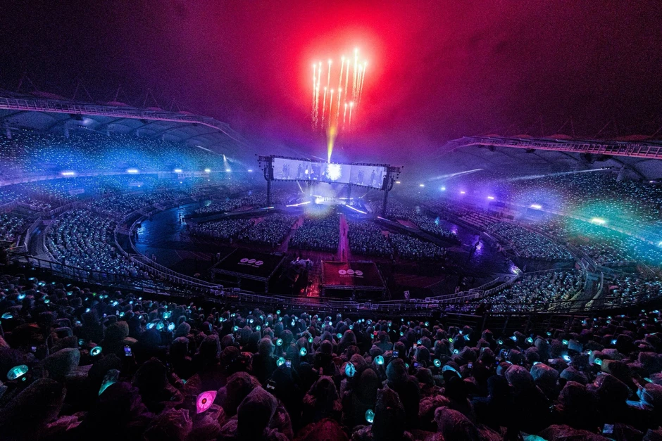 Sân khấu như lễ hội quốc gia của BTS, 41 nghìn người đồng thanh hát "quốc bảo"