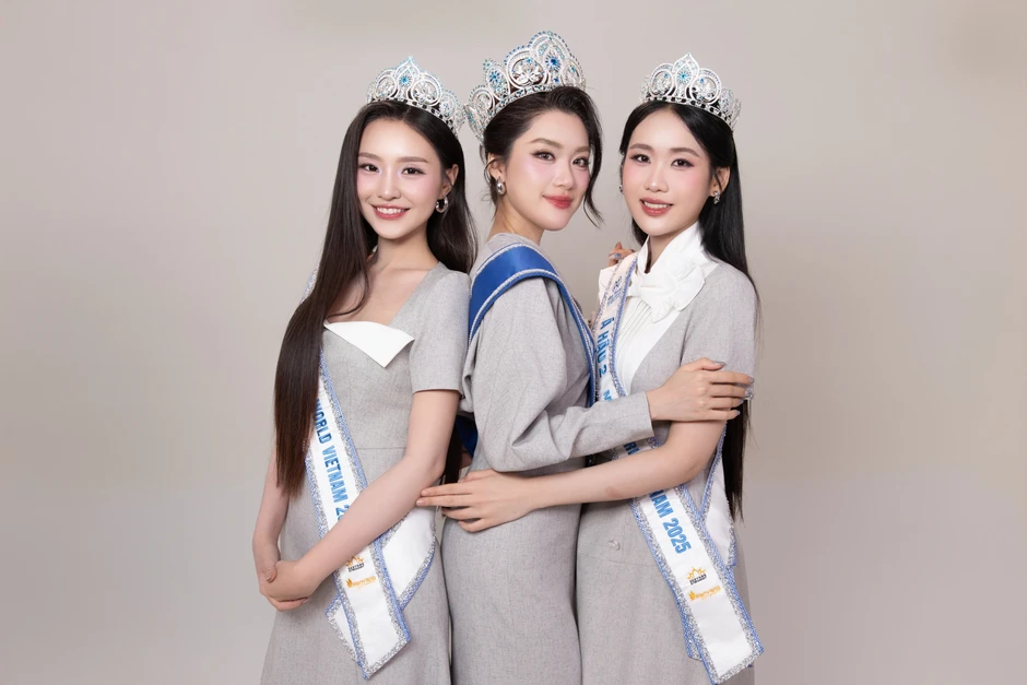 Sáng tỏ khoảnh khắc Á hậu né tay Hoa hậu Phương Oanh ngay trên sân khấu