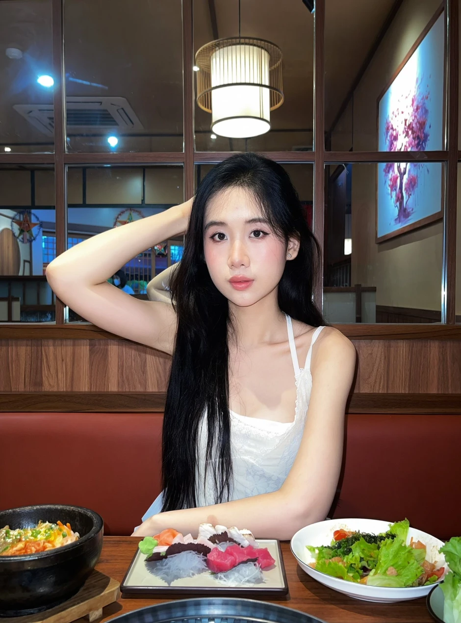 Sáng tỏ khoảnh khắc Á hậu né tay Hoa hậu Phương Oanh ngay trên sân khấu