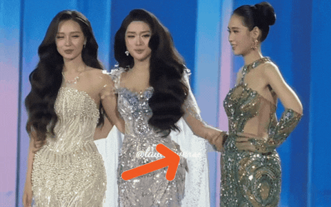 Sáng tỏ khoảnh khắc Á hậu né tay Hoa hậu Phương Oanh ngay trên sân khấu