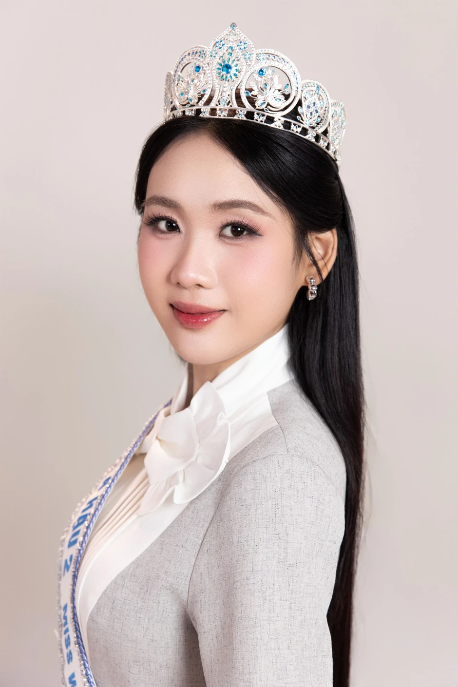 Sáng tỏ khoảnh khắc Á hậu né tay Hoa hậu Phương Oanh ngay trên sân khấu