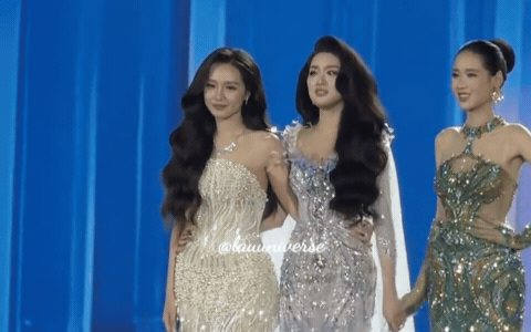 Sáng tỏ khoảnh khắc Á hậu né tay Hoa hậu Phương Oanh ngay trên sân khấu