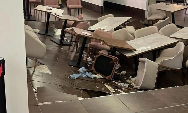 Sập sàn phòng ăn tại một khách sạn nổi tiếng, 150 người được sơ tán