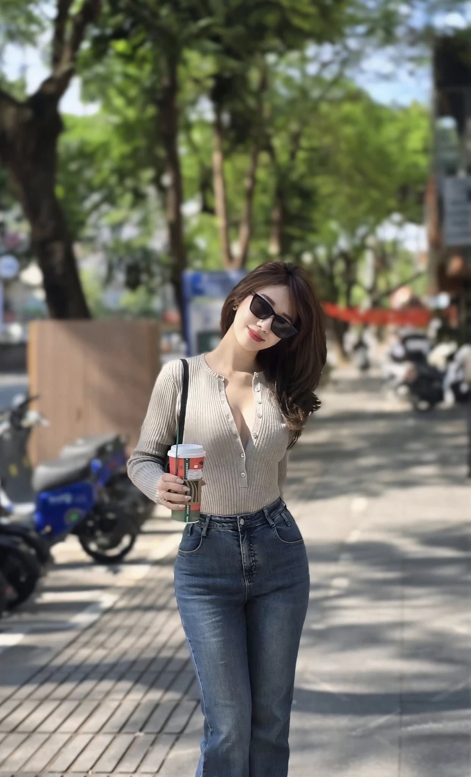 Sau 15 năm, vóc dáng nuột nà của Hà Kim vẫn "gây mê", khiến người xem phải đặt câu hỏi về bí quyết tập luyện của bà mẹ 3 con