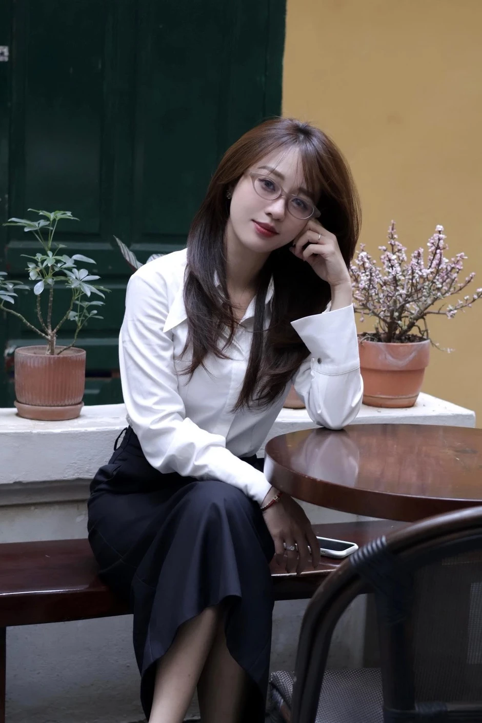 Sau 15 năm, vóc dáng nuột nà của Hà Kim vẫn "gây mê", khiến người xem phải đặt câu hỏi về bí quyết tập luyện của bà mẹ 3 con