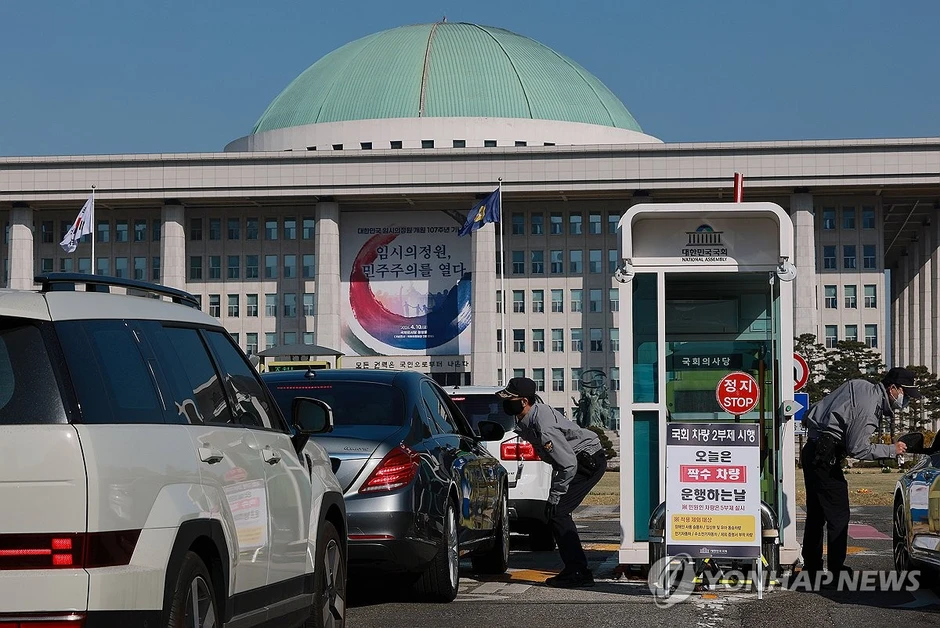 Seoul những ngày này: Biển người tràn xuống tàu điện ngầm, xe buýt cũng chật cứng sau lệnh cấm xe theo biển số chẵn lẻ Seoul những ngày này: Biển người tràn xuống tàu điện ngầm, xe buýt cũng chật cứng sau lệnh cấm xe theo biển số chẵn lẻ