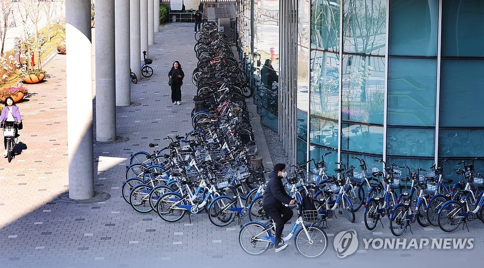 Seoul những ngày này: Biển người tràn xuống tàu điện ngầm, xe buýt cũng chật cứng sau lệnh cấm xe theo biển số chẵn lẻ Seoul những ngày này: Biển người tràn xuống tàu điện ngầm, xe buýt cũng chật cứng sau lệnh cấm xe theo biển số chẵn lẻ