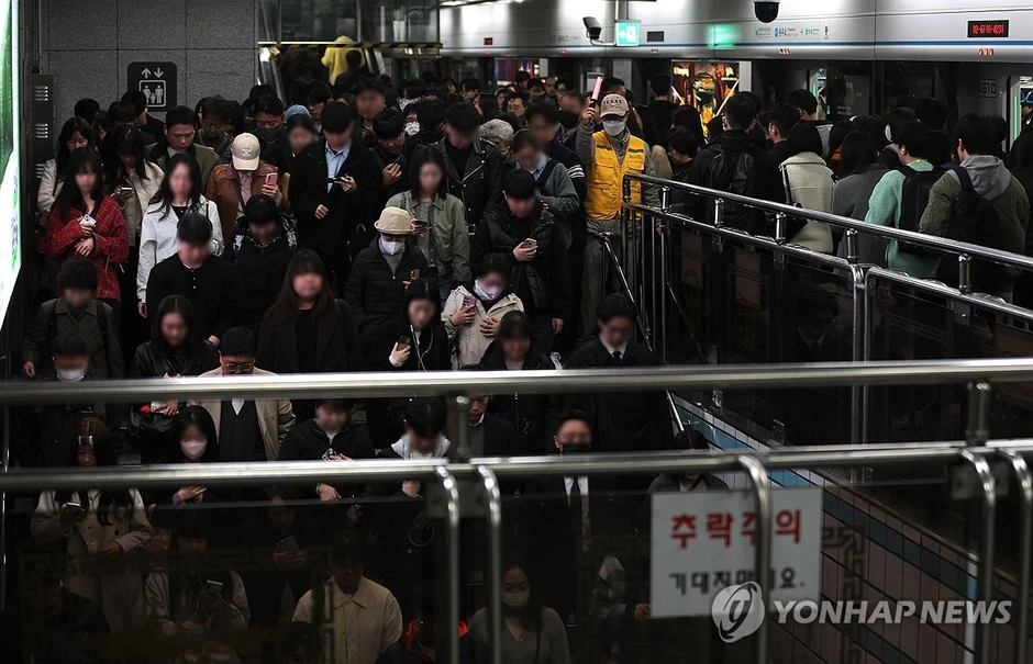 Seoul những ngày này: Biển người tràn xuống tàu điện ngầm, xe buýt cũng chật cứng sau lệnh cấm xe theo biển số chẵn lẻ Seoul những ngày này: Biển người tràn xuống tàu điện ngầm, xe buýt cũng chật cứng sau lệnh cấm xe theo biển số chẵn lẻ