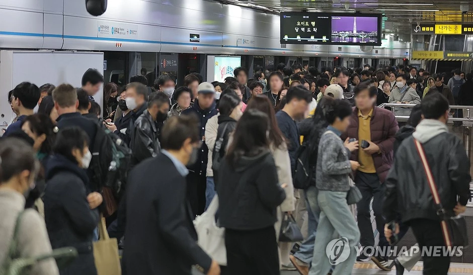 Seoul những ngày này: Biển người tràn xuống tàu điện ngầm, xe buýt cũng chật cứng sau lệnh cấm xe theo biển số chẵn lẻ Seoul những ngày này: Biển người tràn xuống tàu điện ngầm, xe buýt cũng chật cứng sau lệnh cấm xe theo biển số chẵn lẻ