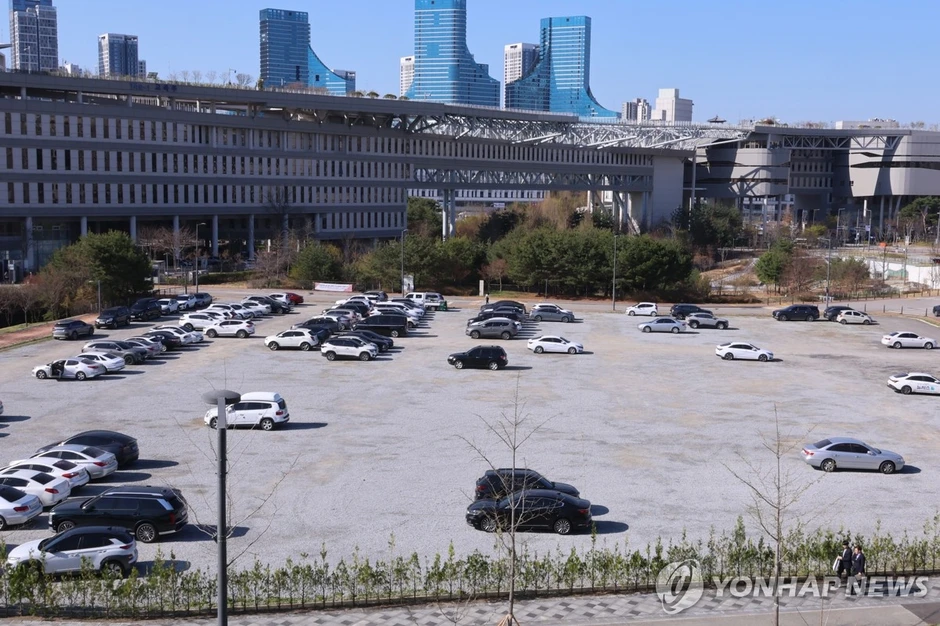 Seoul những ngày này: Biển người tràn xuống tàu điện ngầm, xe buýt cũng chật cứng sau lệnh cấm xe theo biển số chẵn lẻ Seoul những ngày này: Biển người tràn xuống tàu điện ngầm, xe buýt cũng chật cứng sau lệnh cấm xe theo biển số chẵn lẻ