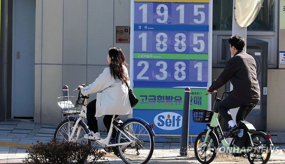 Seoul những ngày này: Biển người tràn xuống tàu điện ngầm, xe buýt cũng chật cứng sau lệnh cấm xe theo biển số chẵn lẻ Seoul những ngày này: Biển người tràn xuống tàu điện ngầm, xe buýt cũng chật cứng sau lệnh cấm xe theo biển số chẵn lẻ