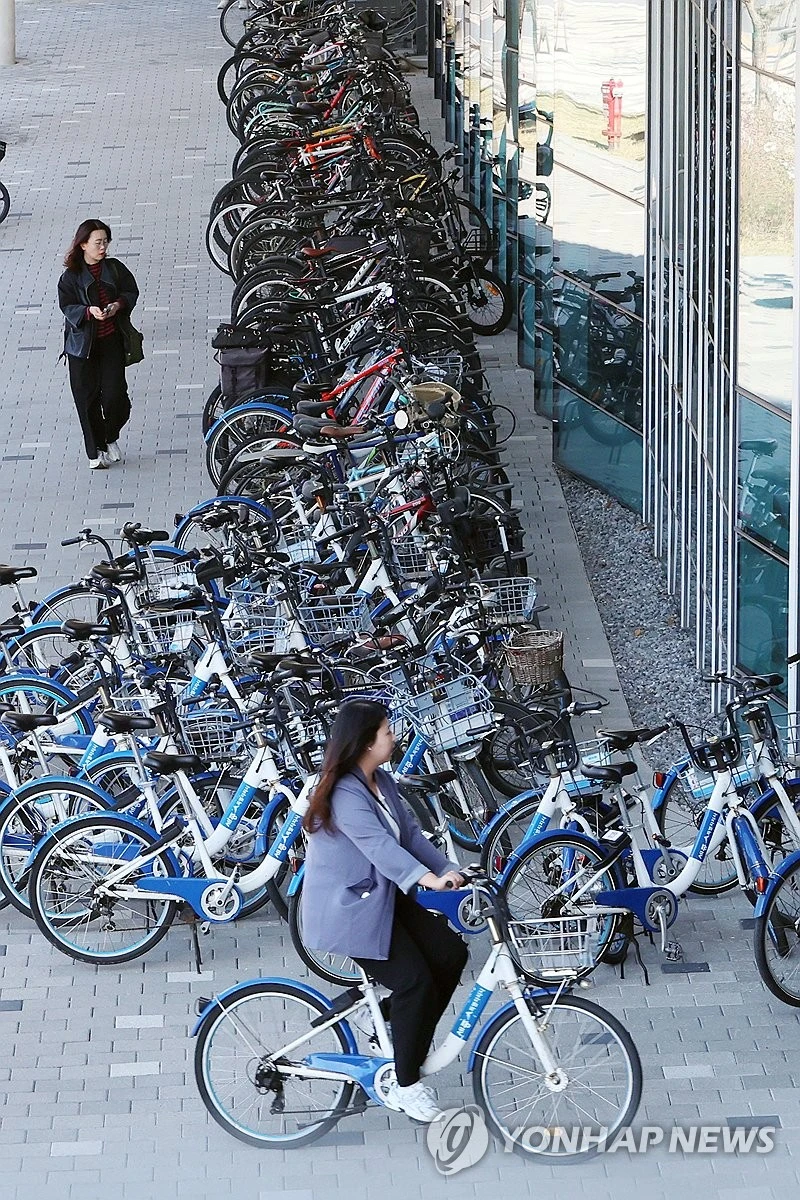 Seoul những ngày này: Biển người tràn xuống tàu điện ngầm, xe buýt cũng chật cứng sau lệnh cấm xe theo biển số chẵn lẻ Seoul những ngày này: Biển người tràn xuống tàu điện ngầm, xe buýt cũng chật cứng sau lệnh cấm xe theo biển số chẵn lẻ