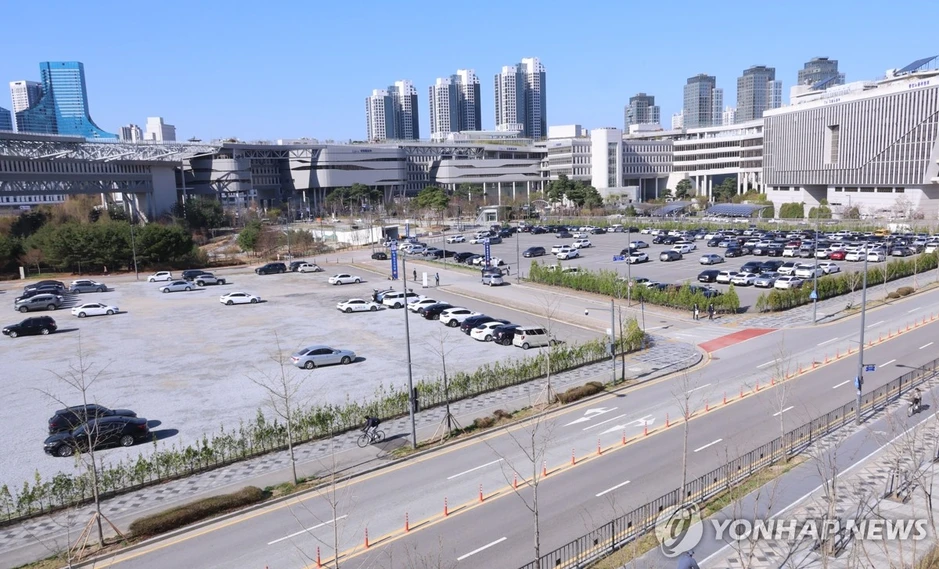 Seoul những ngày này: Biển người tràn xuống tàu điện ngầm, xe buýt cũng chật cứng sau lệnh cấm xe theo biển số chẵn lẻ Seoul những ngày này: Biển người tràn xuống tàu điện ngầm, xe buýt cũng chật cứng sau lệnh cấm xe theo biển số chẵn lẻ