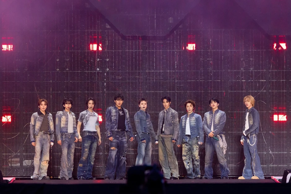 SEVENTEEN tái ký lần 2, được gọi là "điều kì diệu của showbiz"