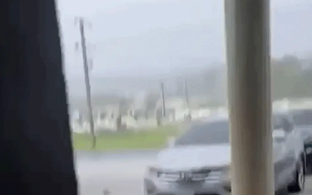 Siêu bão mạnh nhất hành tinh Sinlaku áp sát: Người dân "nín thở" trước giờ G, mưa to gió lớn đã xuất hiện