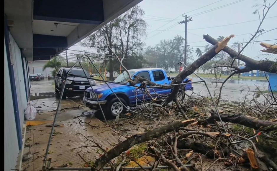 Siêu bão mạnh nhất hành tinh Sinlaku áp sát: Người dân "nín thở" trước giờ G, mưa to gió lớn đã xuất hiện