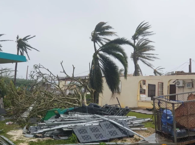 Siêu bão mạnh nhất hành tinh Sinlaku gây thiệt hại diện rộng: Lật úp ô tô, bật gốc cây cối và thổi bay nhiều mái nhà Siêu bão mạnh nhất hành tinh Sinlaku gây thiệt hại diện rộng: Lật úp ô tô, bật gốc cây cối và thổi bay nhiều mái nhà