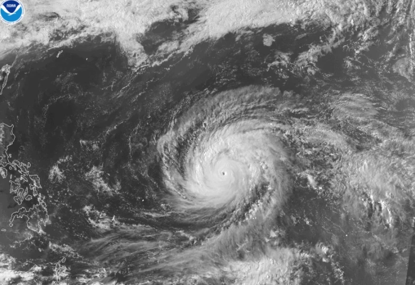 Siêu bão mạnh nhất hành tinh Sinlaku lại đổi hướng, đổ bộ ngay hôm nay với sức gió 265 km/giờ và "đặc biệt bất thường"