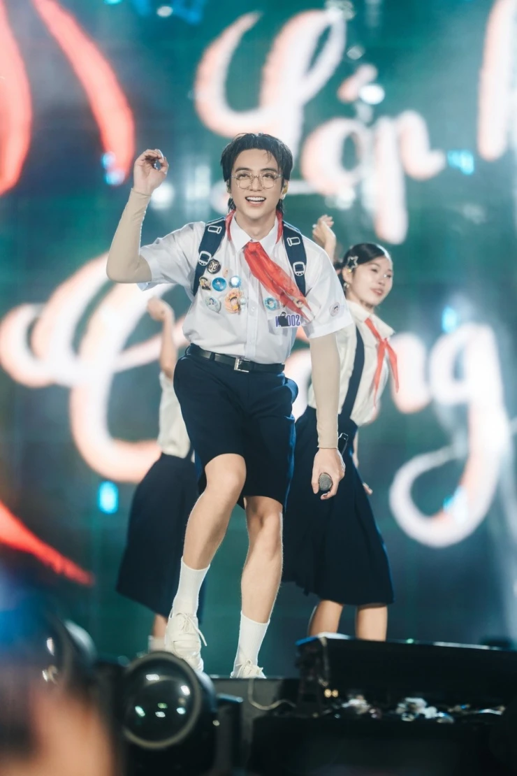 Sobin xả ảnh đêm “lễ tốt nghiệp” gây bão, fan đứng ngồi không yên