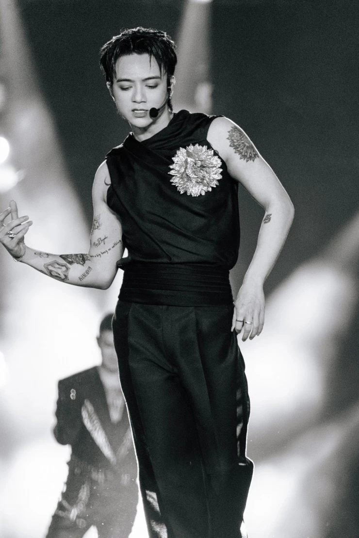 Sobin xả ảnh đêm “lễ tốt nghiệp” gây bão, fan đứng ngồi không yên