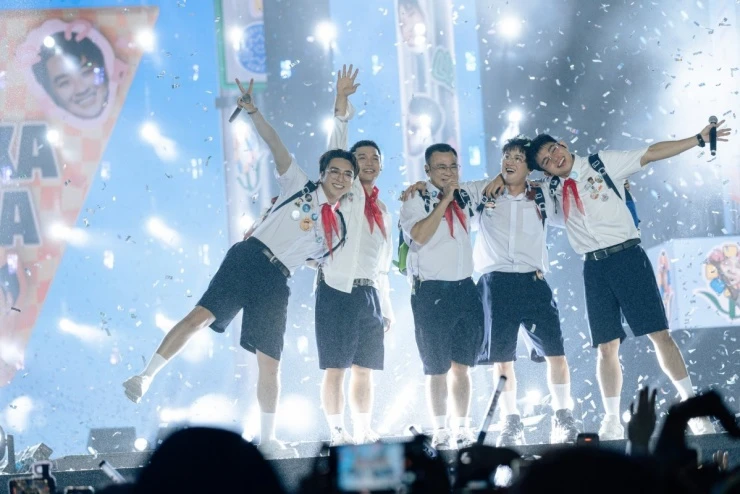 Sobin xả ảnh đêm “lễ tốt nghiệp” gây bão, fan đứng ngồi không yên