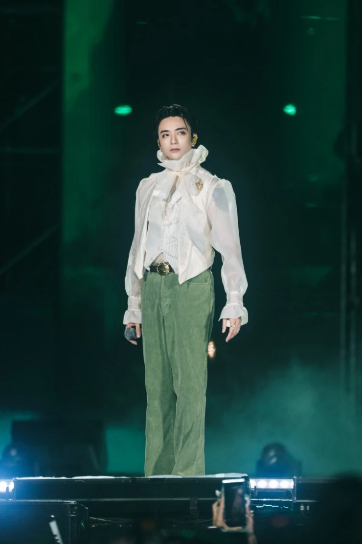 Sobin xả ảnh đêm “lễ tốt nghiệp” gây bão, fan đứng ngồi không yên