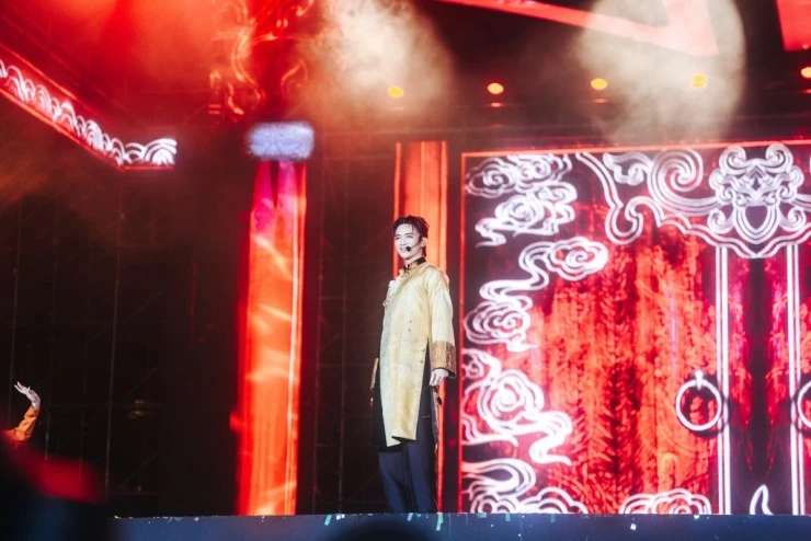 Sobin xả ảnh đêm “lễ tốt nghiệp” gây bão, fan đứng ngồi không yên