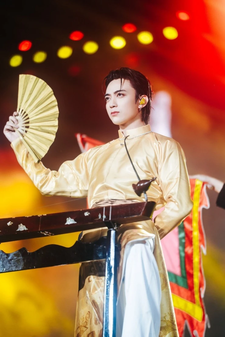 Sobin xả ảnh đêm “lễ tốt nghiệp” gây bão, fan đứng ngồi không yên