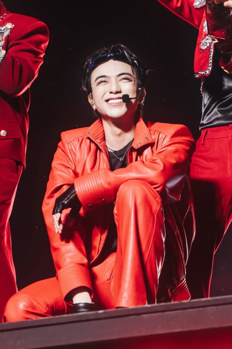 Sobin xả ảnh đêm “lễ tốt nghiệp” gây bão, fan đứng ngồi không yên