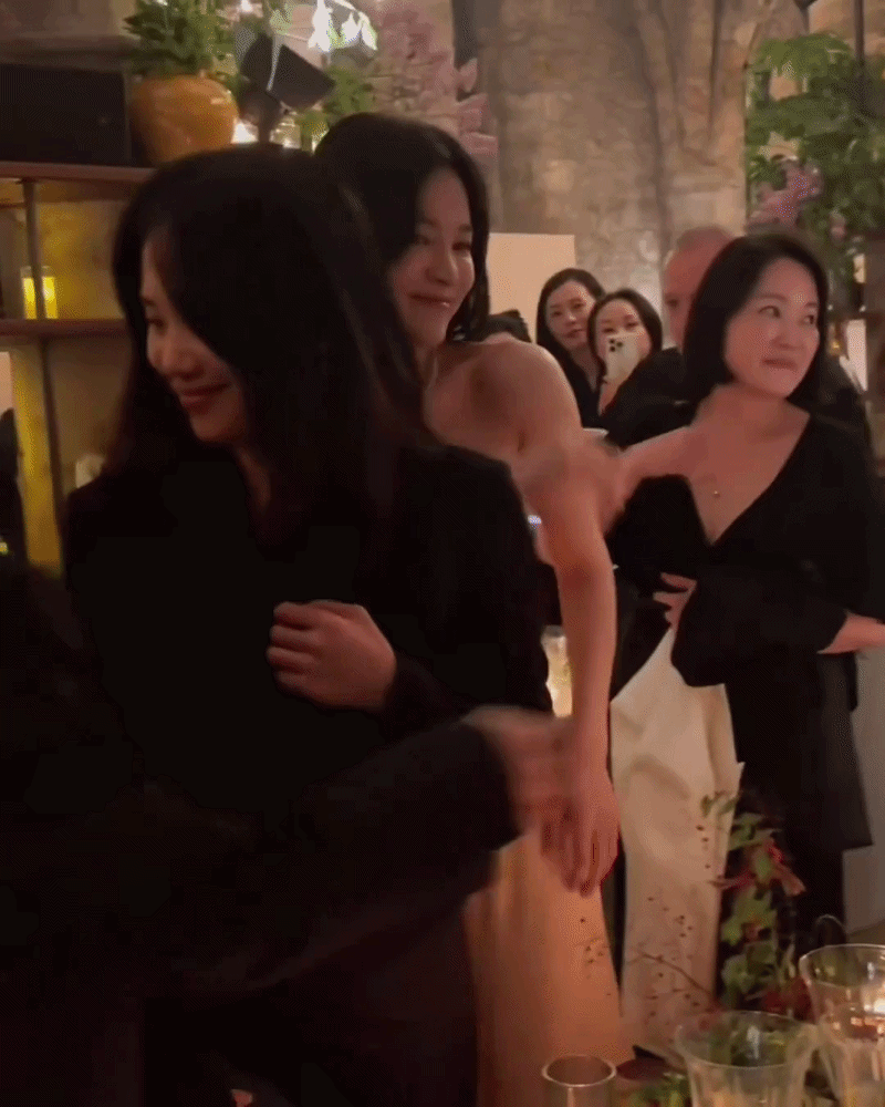 Song Hye Kyo cứ sexy bừng bừng thế này thì còn lâu mới flop