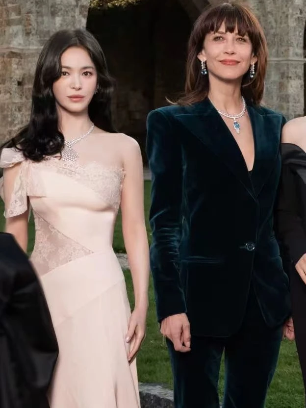 Song Hye Kyo cứ sexy bừng bừng thế này thì còn lâu mới flop