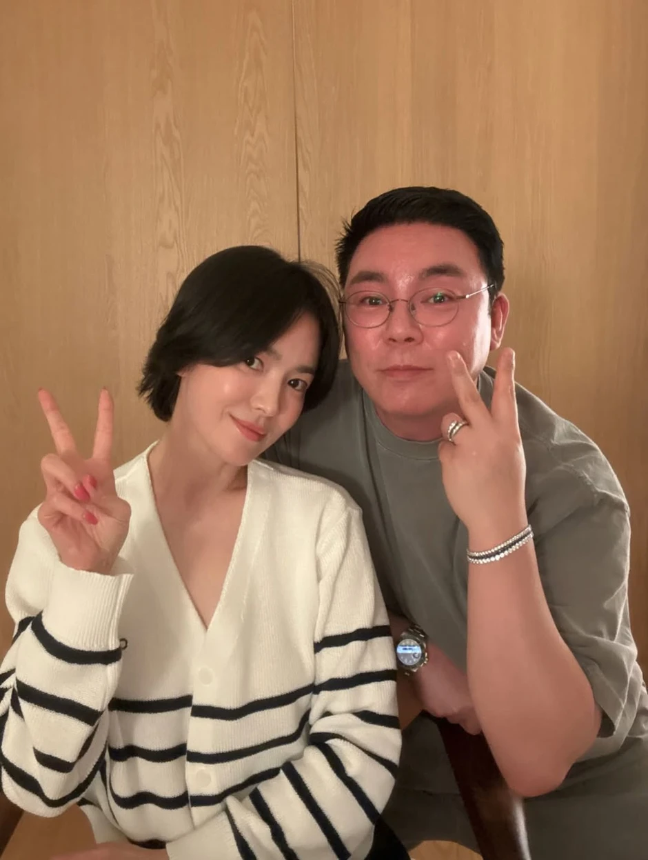 Song Hye Kyo thân mật bên người đàn ông đặc biệt, còn liên quan tới Song Joong Ki mới khét lẹt