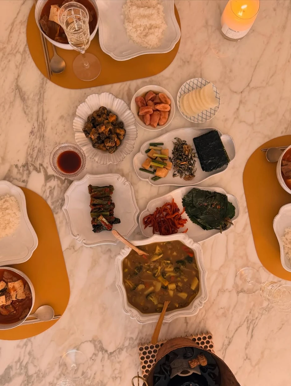 Song Hye Kyo thân mật bên người đàn ông đặc biệt, còn liên quan tới Song Joong Ki mới khét lẹt