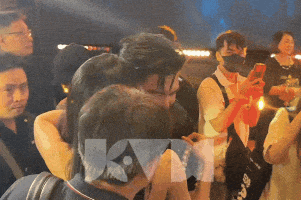 Steven Nguyễn và Minh Trang ôm nhau cứng ngắc ở sự kiện