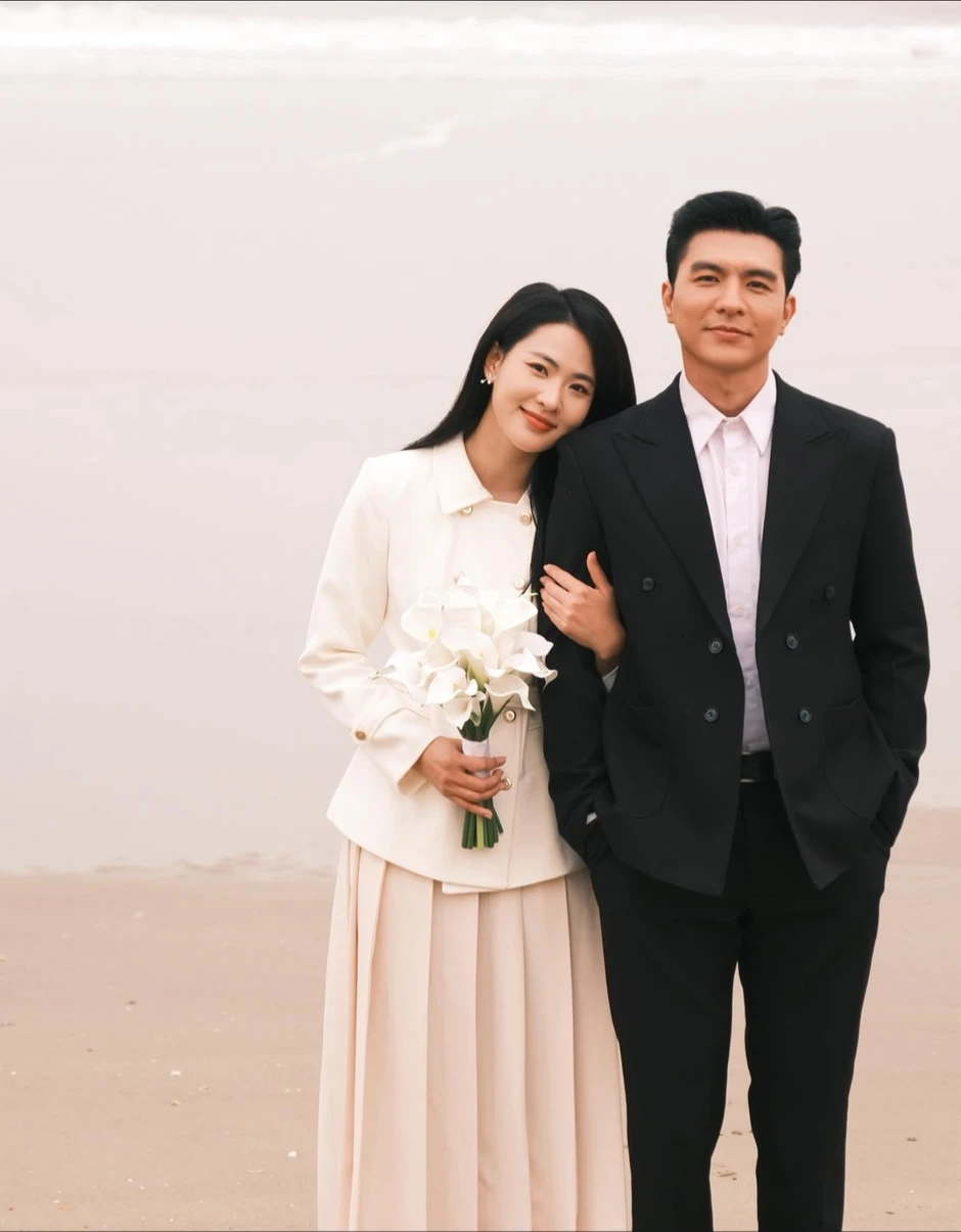 Steven Nguyễn và Minh Trang ôm nhau cứng ngắc ở sự kiện