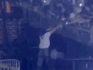 Sự cố kinh hoàng: Gãy rào chắn khán đài khiến nhiều người rơi từ trên cao xuống tại concert của Super Junior Sự cố kinh hoàng: Gãy rào chắn khán đài khiến nhiều người rơi từ trên cao xuống tại concert của Super Junior