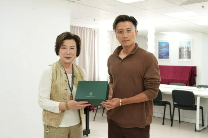 Tạ Đình Phong gây sốt khi đeo lại vòng tay tình yêu cùng Vương Phi