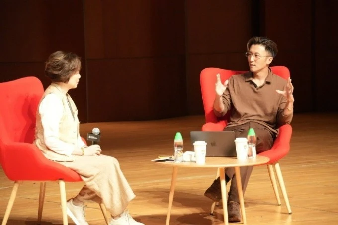 Tạ Đình Phong gây sốt khi đeo lại vòng tay tình yêu cùng Vương Phi