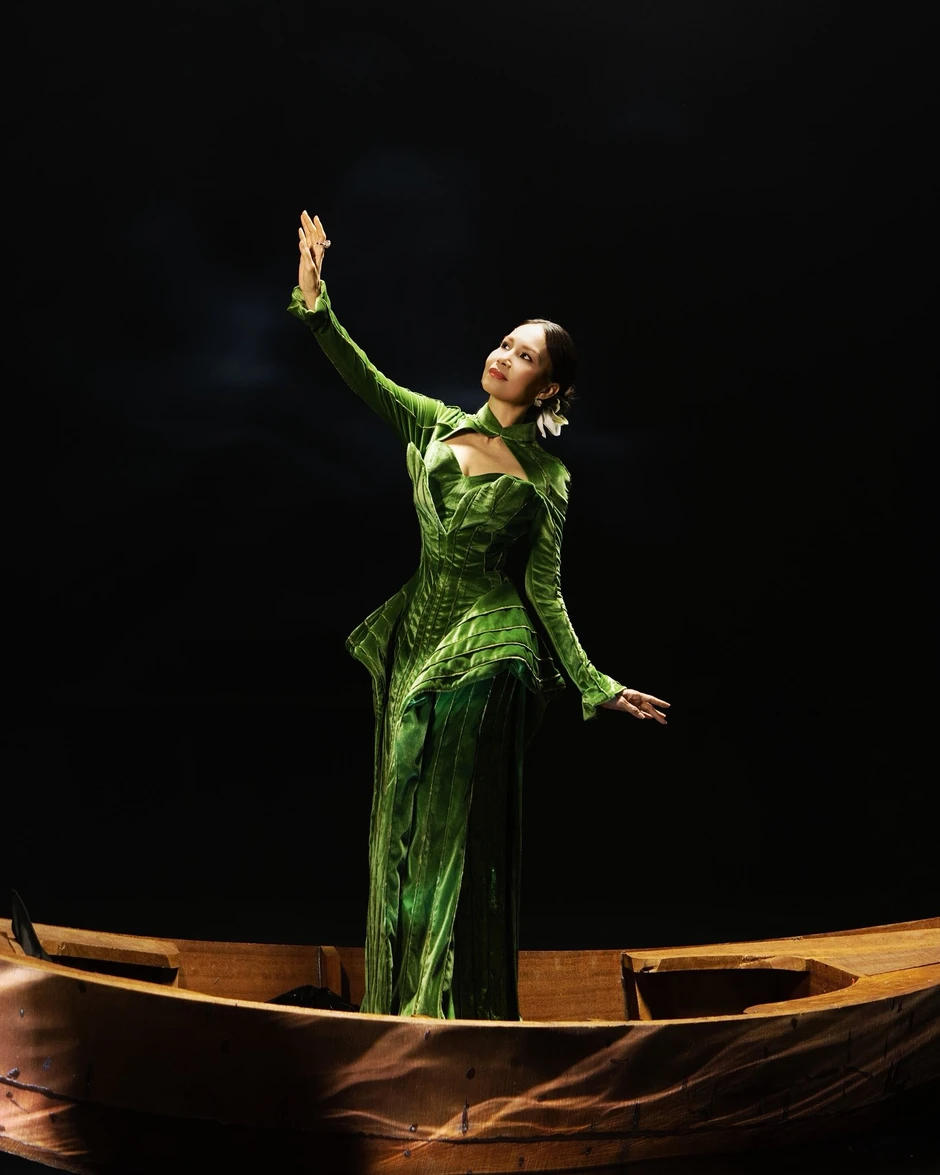 Tại sao Hòa Minzy hứng chỉ trích nhiều hơn Cẩm Ly?