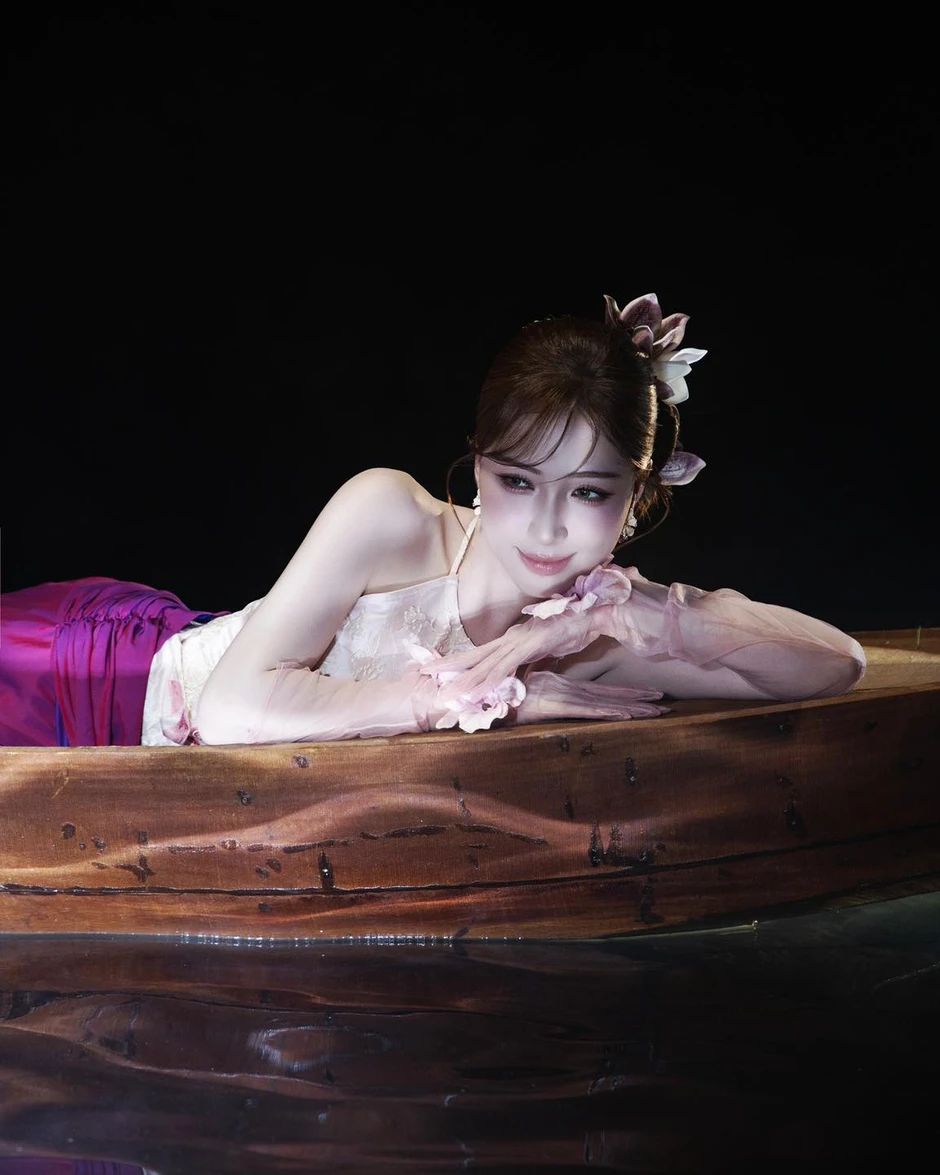 Tại sao Hòa Minzy hứng chỉ trích nhiều hơn Cẩm Ly?